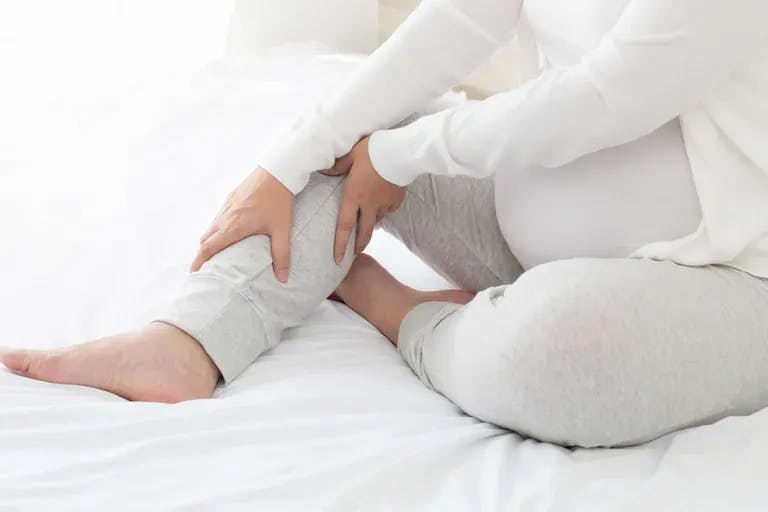 Comment soulager les jambes lourdes pendant votre grossesse ?