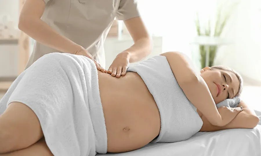 Le massage prénatal : un moment de détente et de bien-être pour la future maman