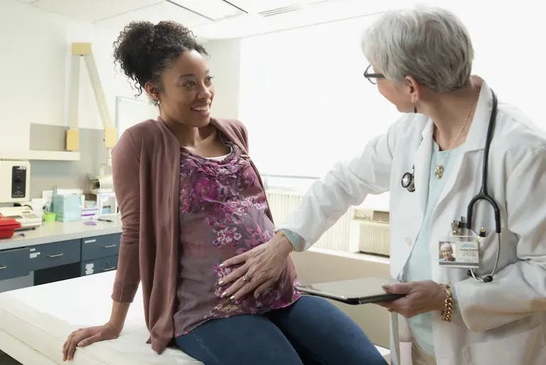 Sage-femme ou gynécologue : qui choisir pour un suivi de grossesse ?